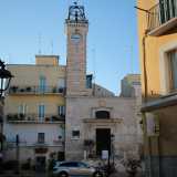 Il nostro tour inizia in piazza Sedile, che prende il nome dalla Sala del Sedile dei Nobili, oggi sede della pro loco. Si tratta di una struttura del XVIII secolo con ingresso sopraelevato introdotto da doppia rampa di scale. In cima si trovano due campane: la pi� grande scandisce tutt'oggi l�ora, mentre la pi� piccola con i suoi rintocchi ricordava ai nobili l'inizio delle assemblee
